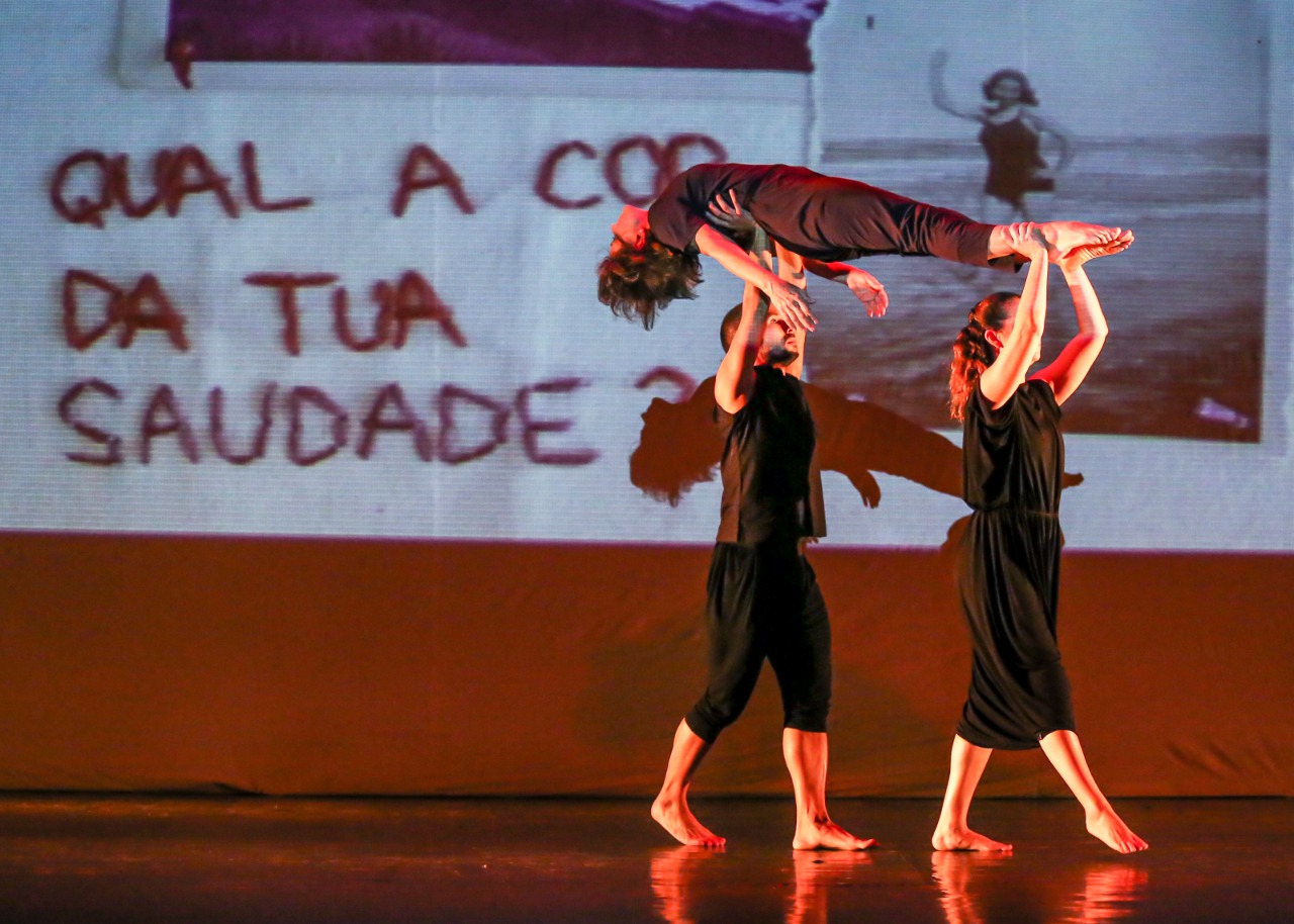 Espetáculo é formado por coreografias que abordam fantasias, imagens oníricas e divagações (Foto: Marcos Limonti)
